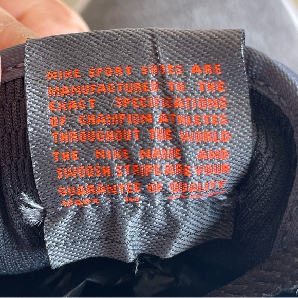 Nike Toki Low Suede Casual shoe . Boys size 5 - Picture 15 of 15